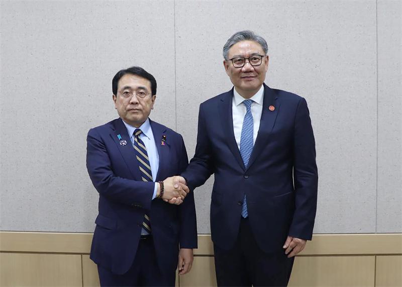 王文涛会见日本经济产业大臣赤泽亮正