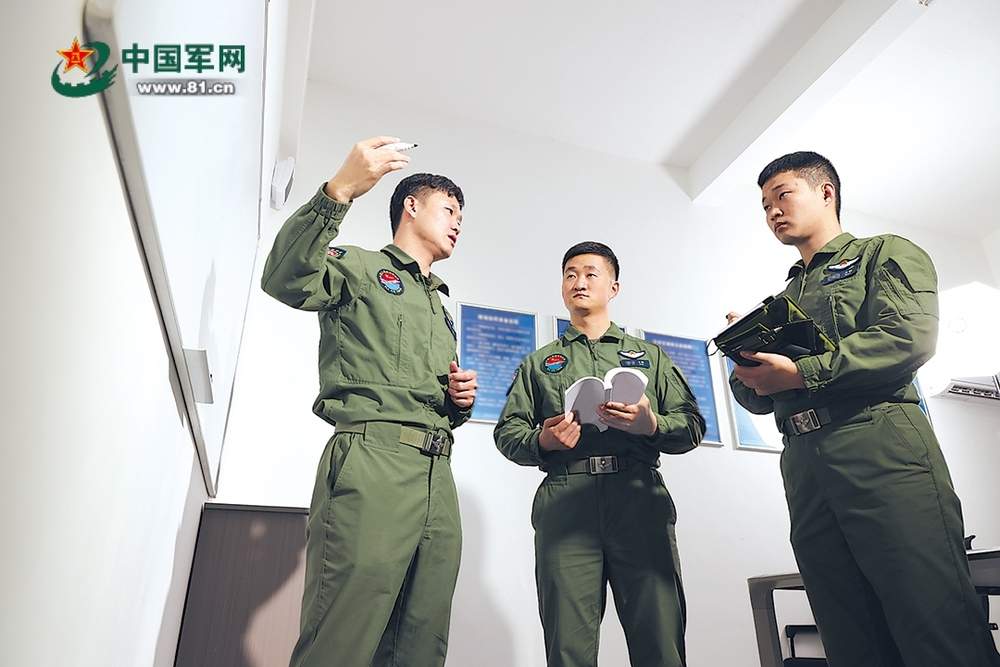 鹰击海天啸长空――来自空军某部飞行二大队的观察报告 鹰击海天啸长空――来自空军某部飞行二大队的观察报告