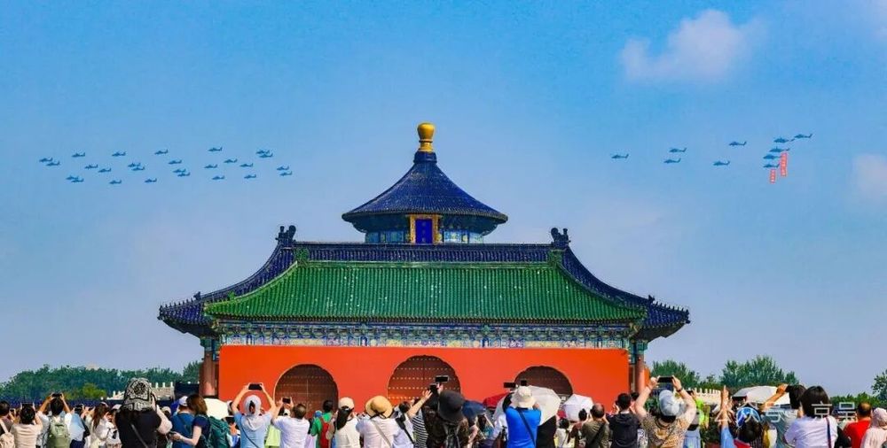 天安门广场外面看阅兵，也很壮观！