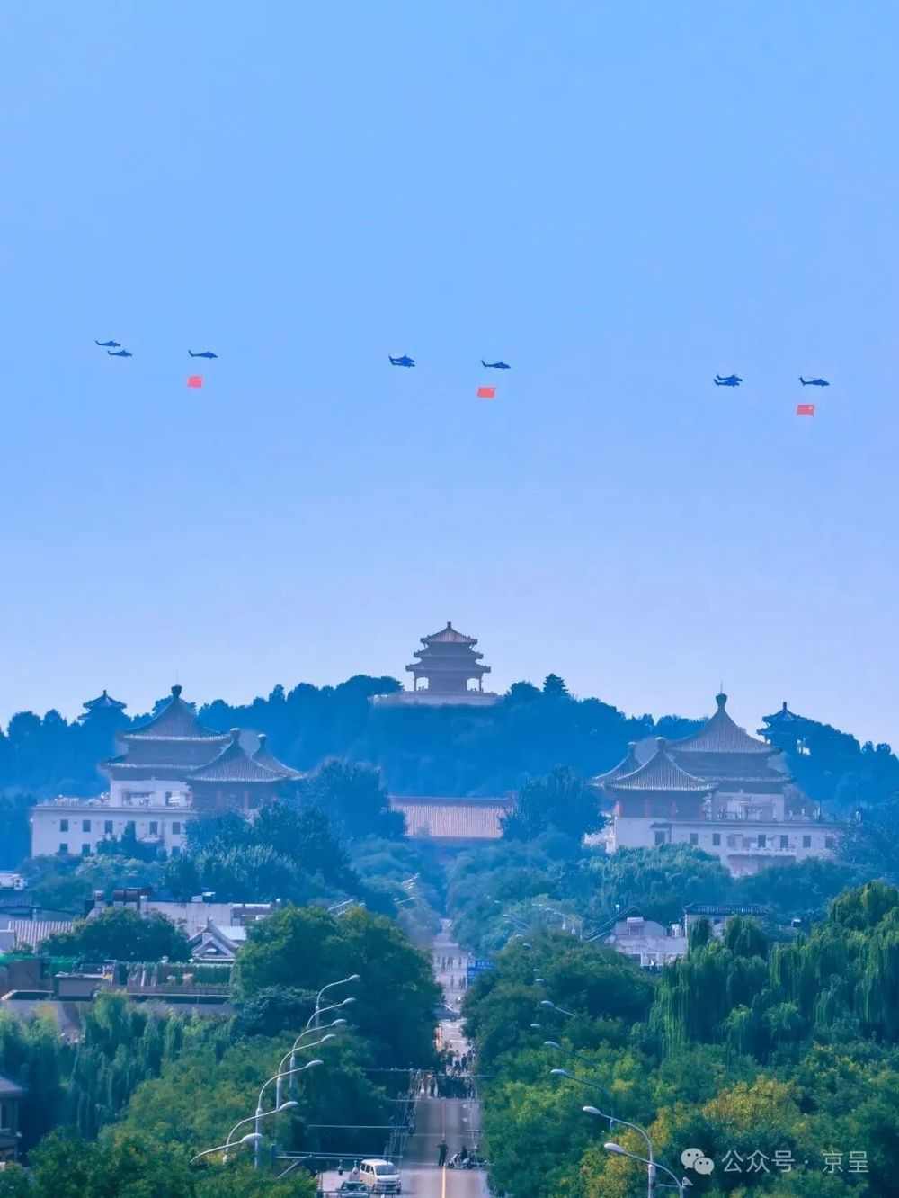 天安门广场外面看阅兵，也很壮观！