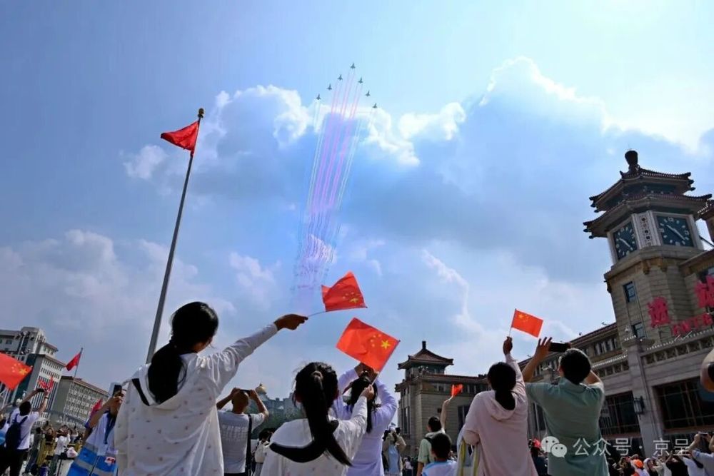 天安门广场外面看阅兵，也很壮观！