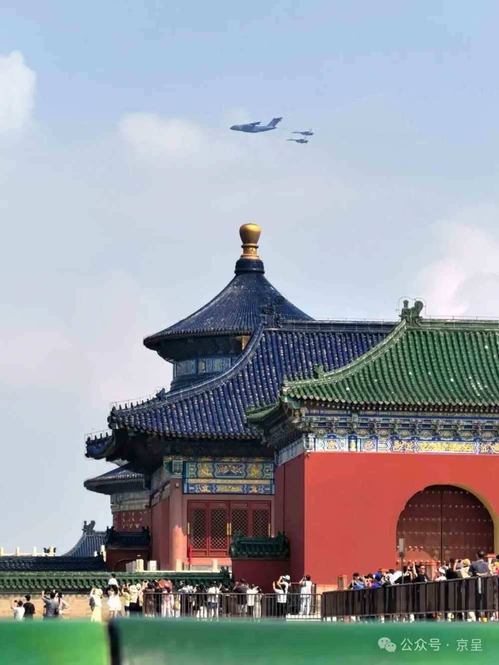 天安门广场外面看阅兵，也很壮观！