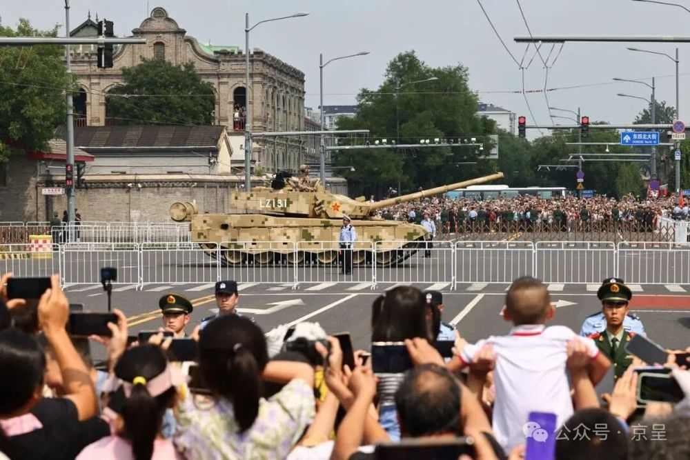 天安门广场外面看阅兵，也很壮观！
