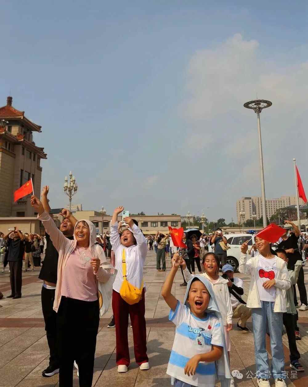 天安门广场外面看阅兵，也很壮观！