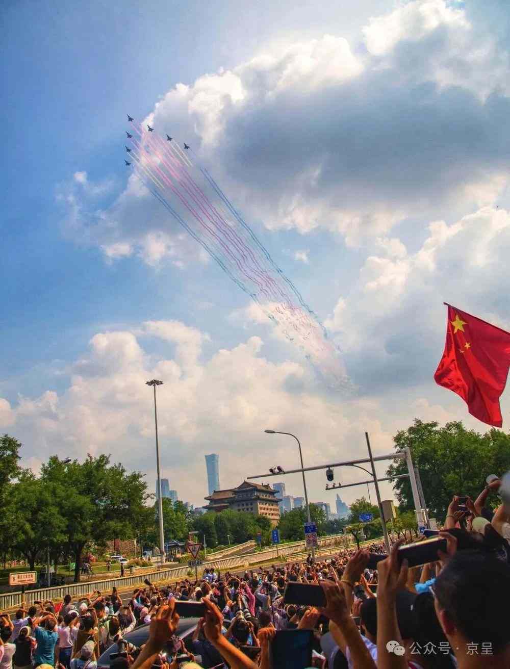 天安门广场外面看阅兵，也很壮观！