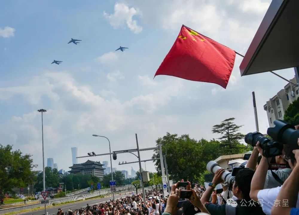 天安门广场外面看阅兵，也很壮观！