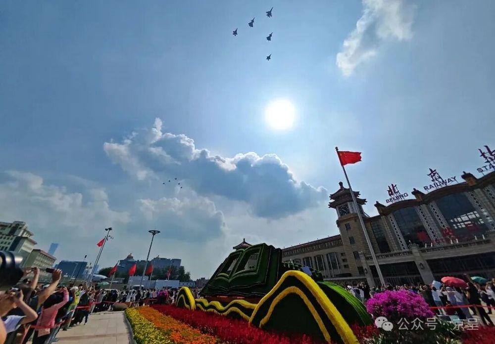 天安门广场外面看阅兵，也很壮观！