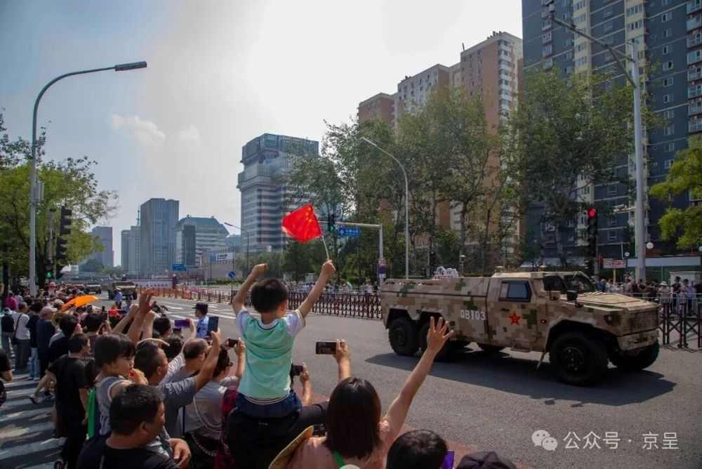 天安门广场外面看阅兵，也很壮观！