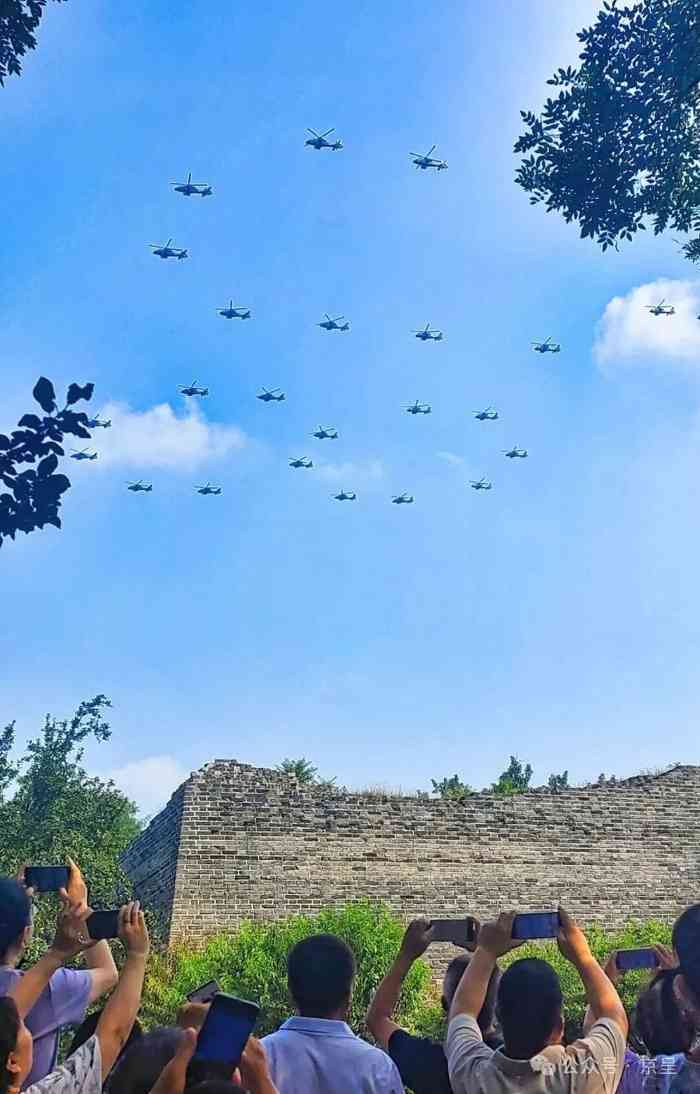 天安门广场外面看阅兵，也很壮观！