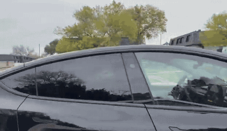 特斯拉无人驾驶突破：安全员下岗引资本博弈