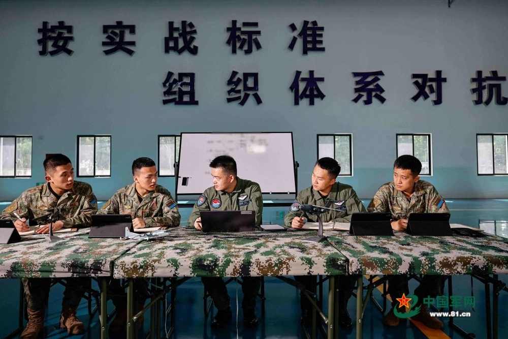 空军飞行员陈思麒的成长与家族传承