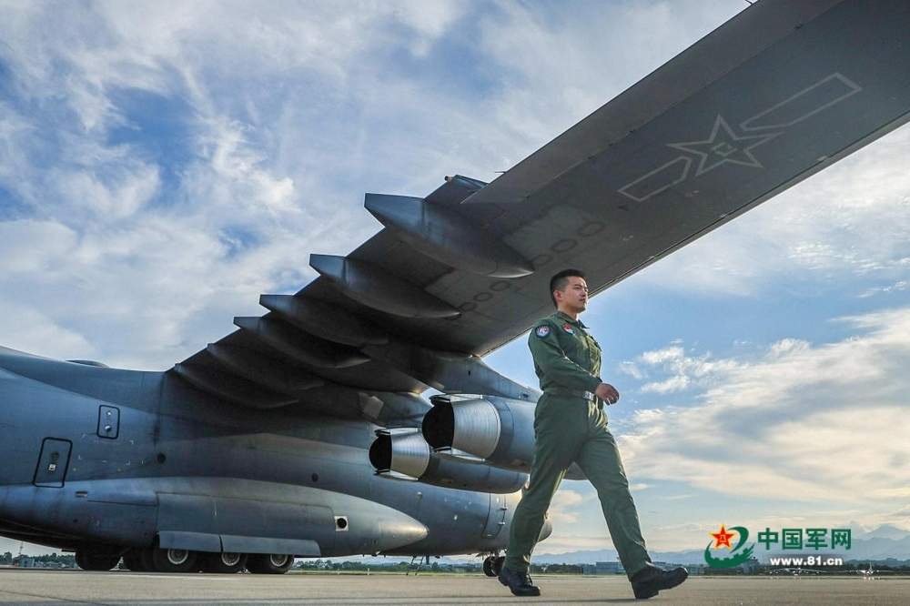 空军飞行员陈思麒的成长与家族传承