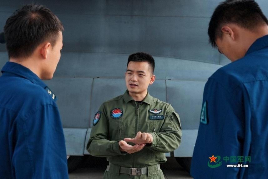 空军飞行员陈思麒的成长与家族传承
