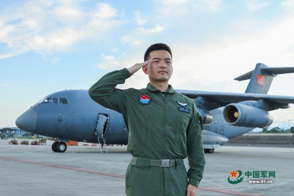 空军飞行员陈思麒的成长与家族传承