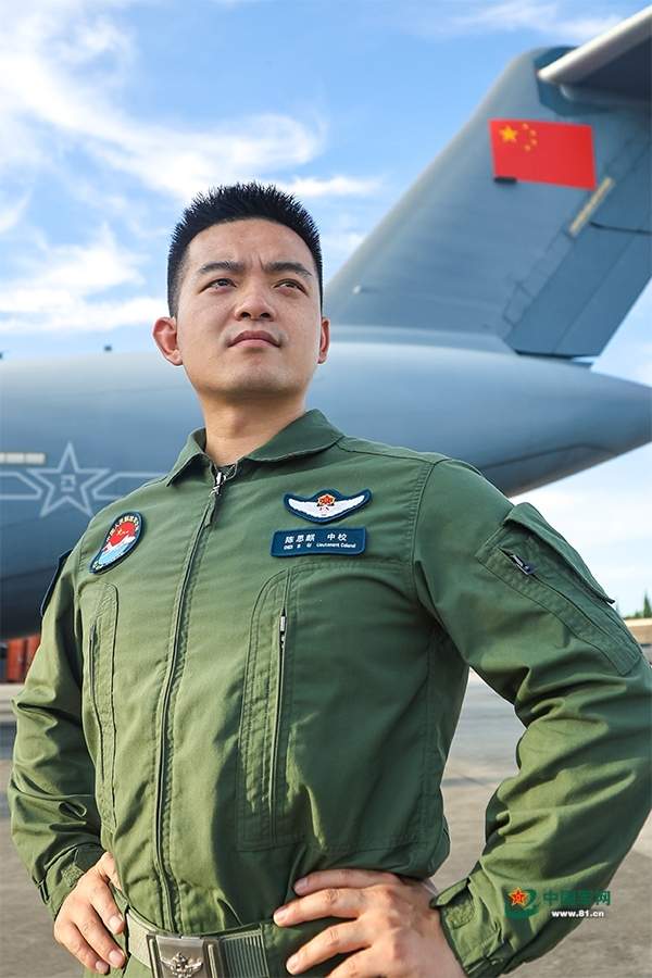 空军飞行员陈思麒的成长与家族传承