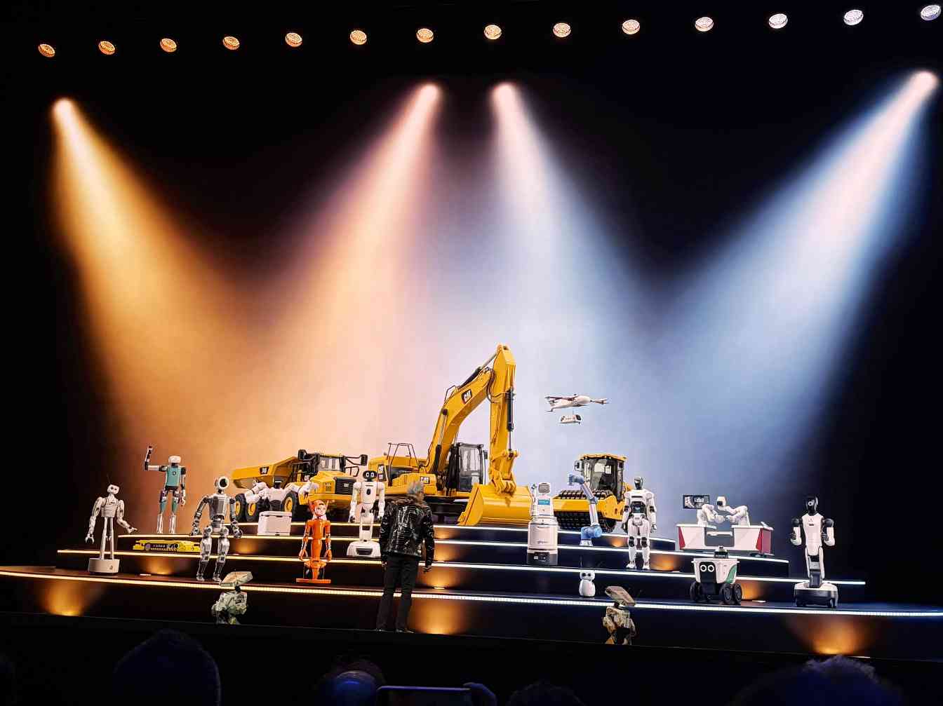 英伟达黄仁勋:AI平台转移与物理AI未来 英伟达黄仁勋:AI平台转移与物理AI未来