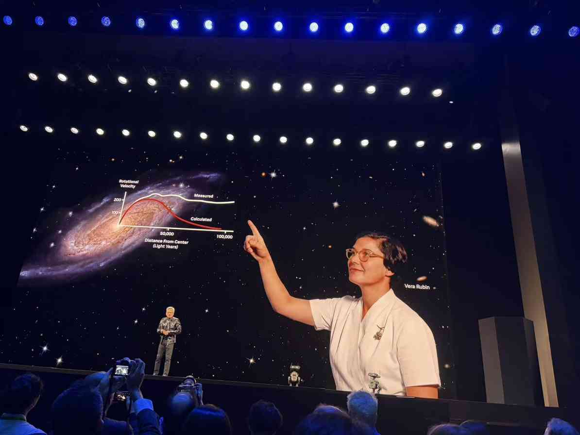 英伟达黄仁勋:AI平台转移与物理AI未来 英伟达黄仁勋:AI平台转移与物理AI未来