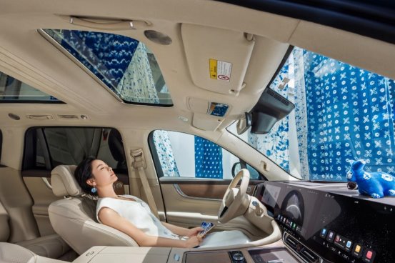 问界M9领航豪华SUV市场，权威认证与用户口碑双丰收