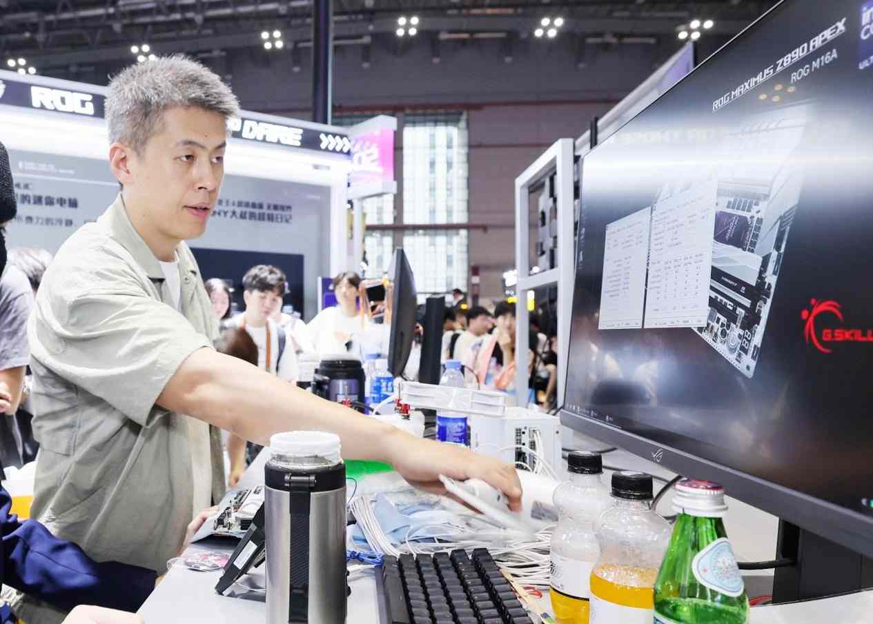 ROG玩+乐园引爆BW2025 二次元电竞美学新标杆