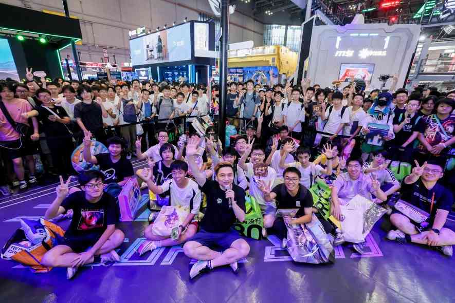 ROG玩+乐园引爆BW2025 二次元电竞美学新标杆