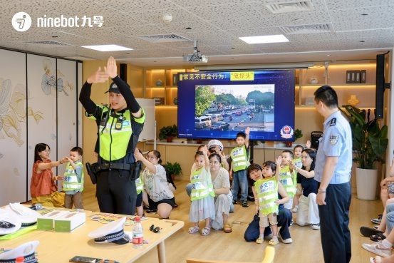 亲子共学交通安全 沉浸实践筑牢出行安全意识