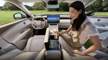 岚图FREE+智能车载冰箱：大容量精准控温