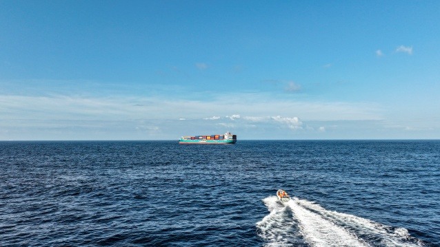 中国海军紧急救助印度洋商船船员