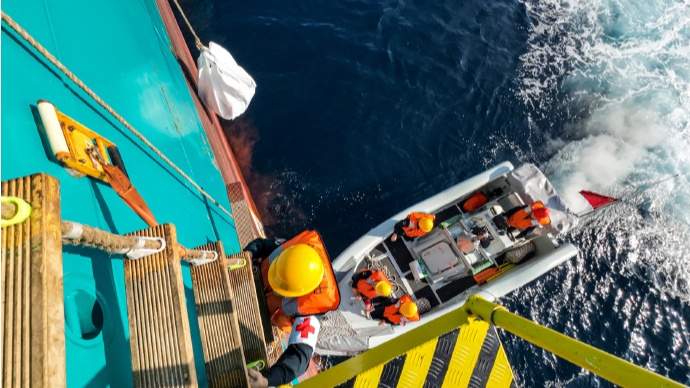 中国海军紧急救助印度洋商船船员