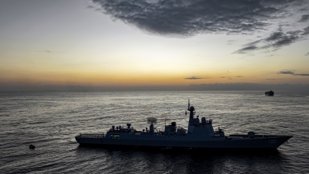 中国海军紧急救助印度洋商船船员