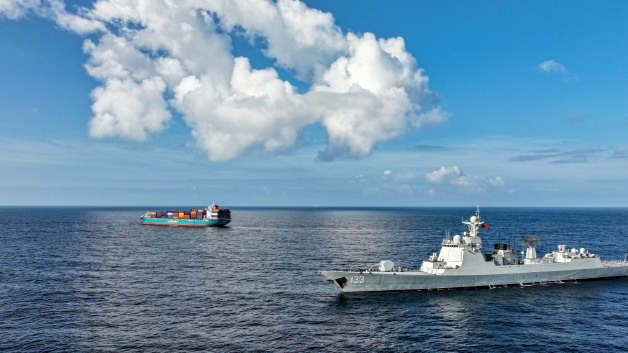 中国海军紧急救助印度洋商船船员