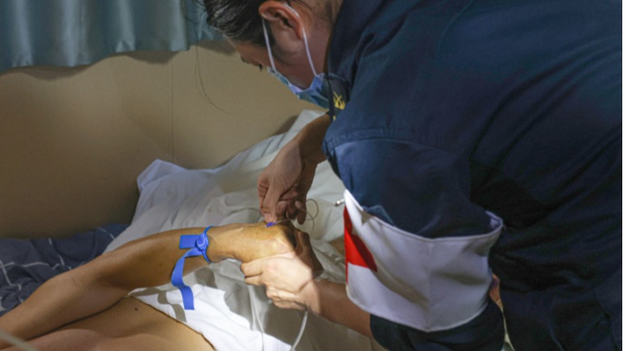 中国海军紧急救助印度洋商船船员