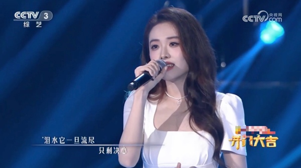 喻言央视舞台实力绽放 《开门大吉》献唱多首经典