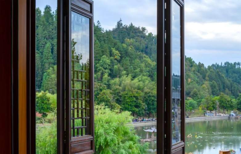 窗景美学重塑旅行体验 一扇窗看尽山水意境