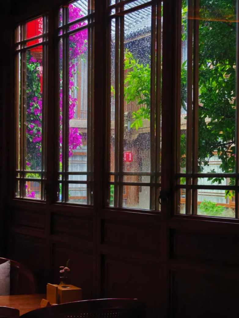 窗景美学重塑旅行体验 一扇窗看尽山水意境