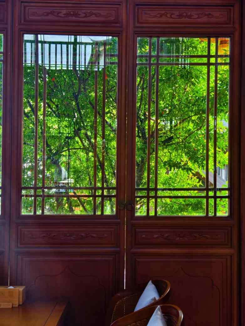 窗景美学重塑旅行体验 一扇窗看尽山水意境