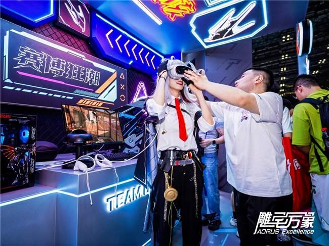 电竞装备与国风设计交织的次元盛宴