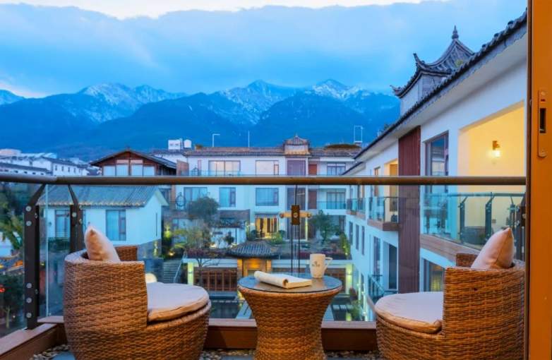 窗景美学重塑旅行体验 一扇窗看尽山水意境