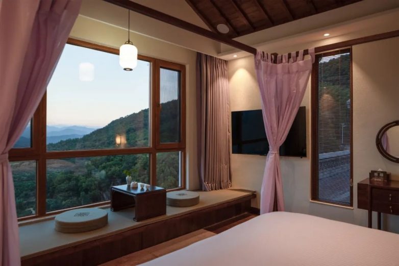 窗景美学重塑旅行体验 一扇窗看尽山水意境