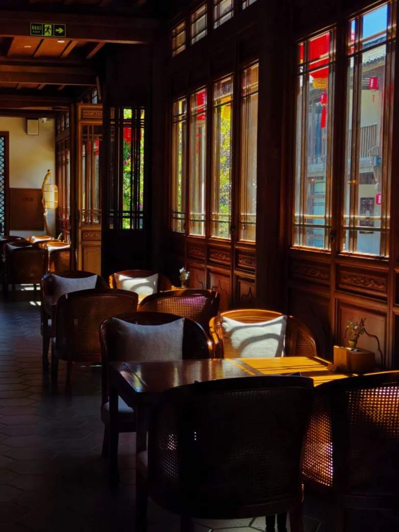 窗景美学重塑旅行体验 一扇窗看尽山水意境