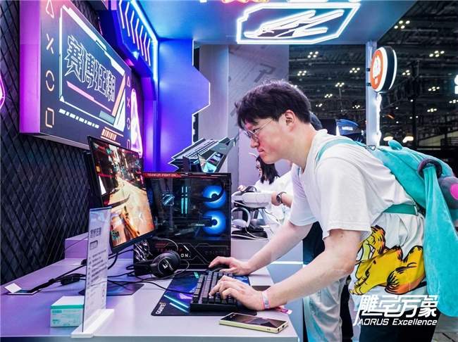 电竞装备与国风设计交织的次元盛宴