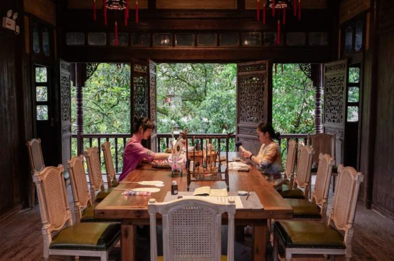 窗景美学重塑旅行体验 一扇窗看尽山水意境