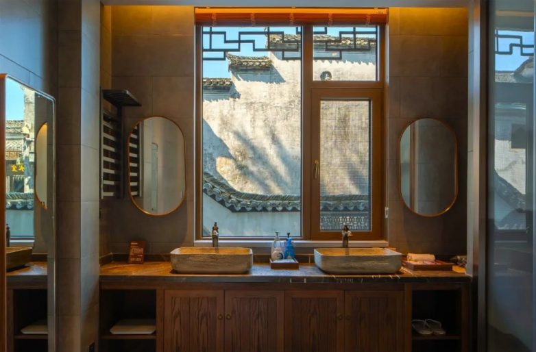 窗景美学重塑旅行体验 一扇窗看尽山水意境