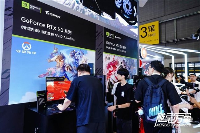 电竞装备与国风设计交织的次元盛宴