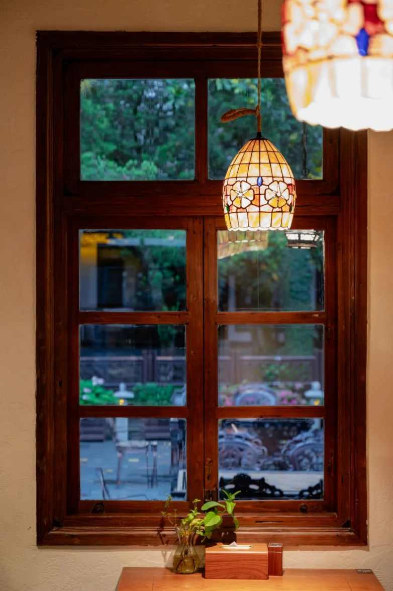 窗景美学重塑旅行体验 一扇窗看尽山水意境