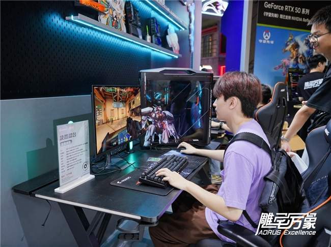 电竞装备与国风设计交织的次元盛宴