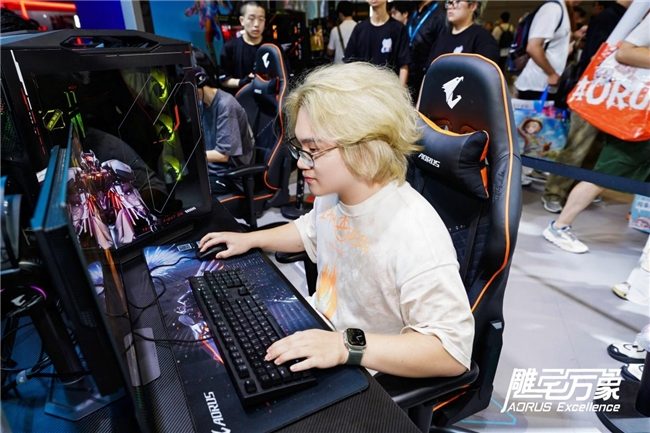 电竞装备与国风设计交织的次元盛宴