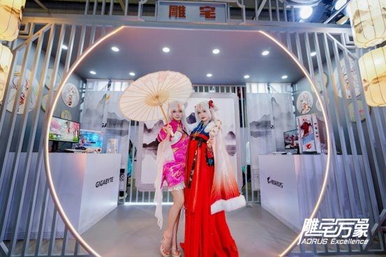 电竞装备与国风设计交织的次元盛宴