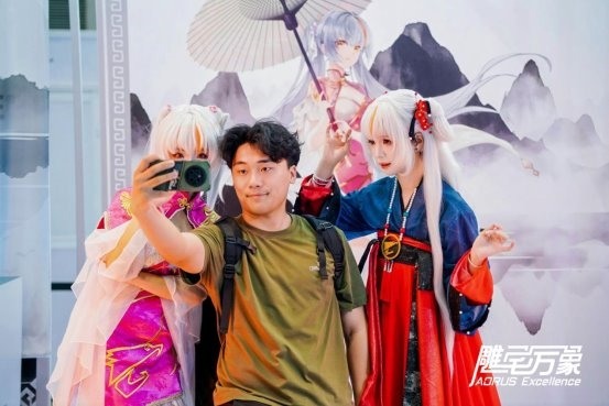 电竞装备与国风设计交织的次元盛宴