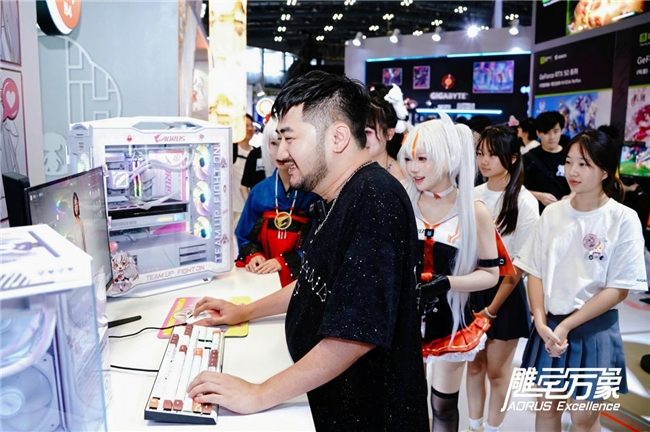 电竞装备与国风设计交织的次元盛宴