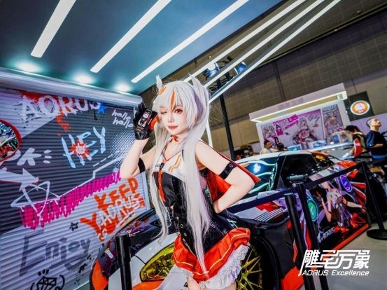 电竞装备与国风设计交织的次元盛宴